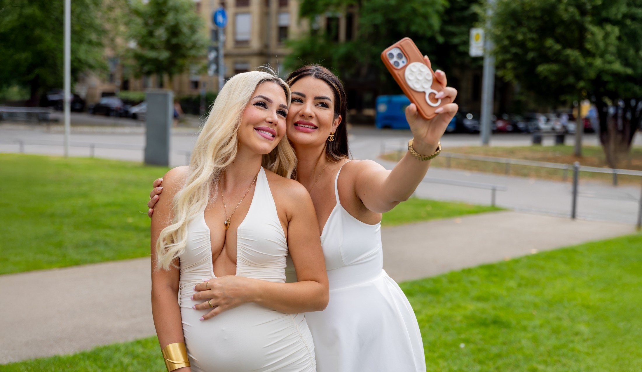 Sobia Mohammed und eine weitere Frau in weißen Kleidern bei einem gemeinsamen Selfie im Freien
