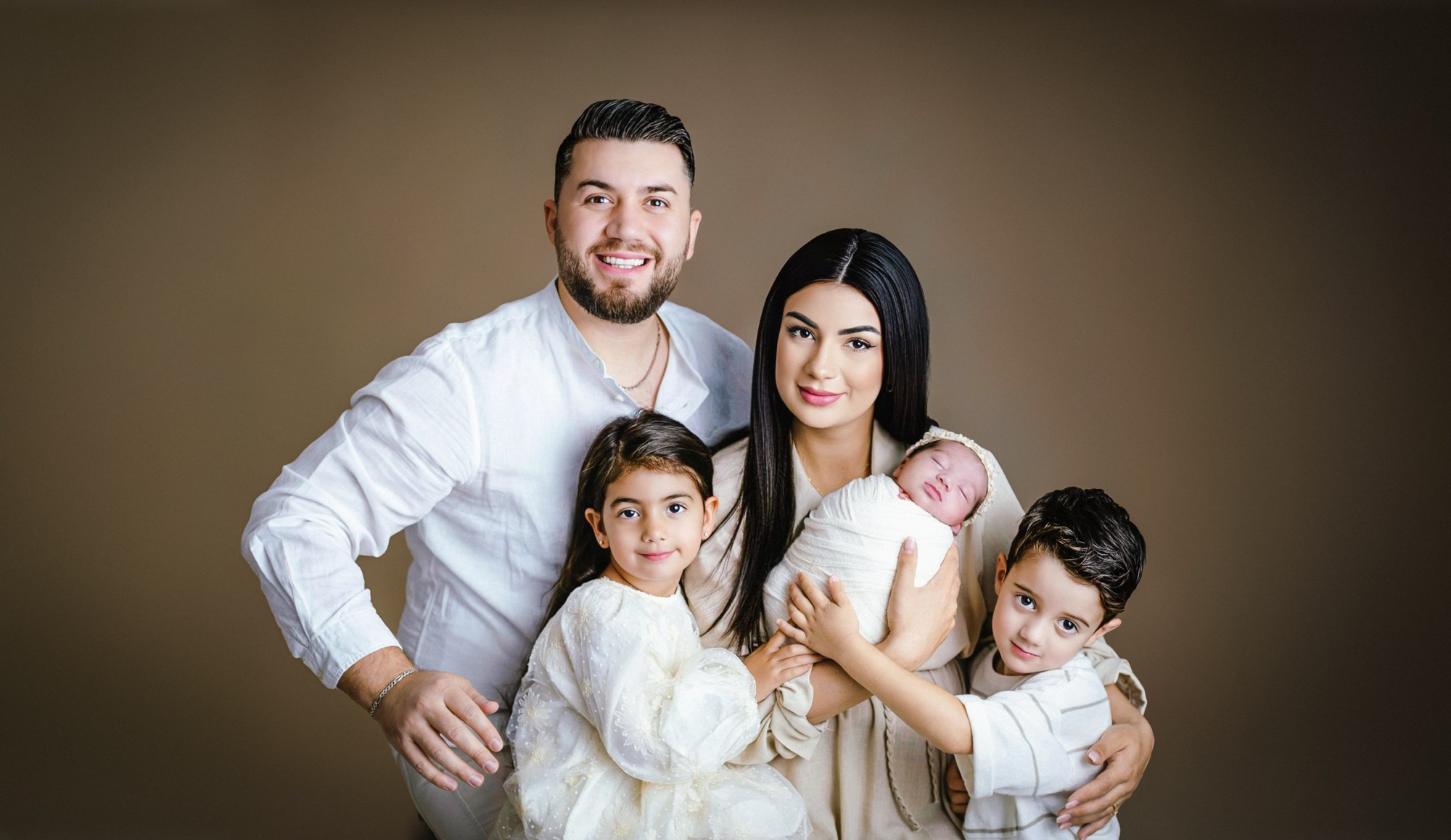 Sobia Mohammed mit ihrem Ehemann und ihren drei Kindern bei einem Familienporträt